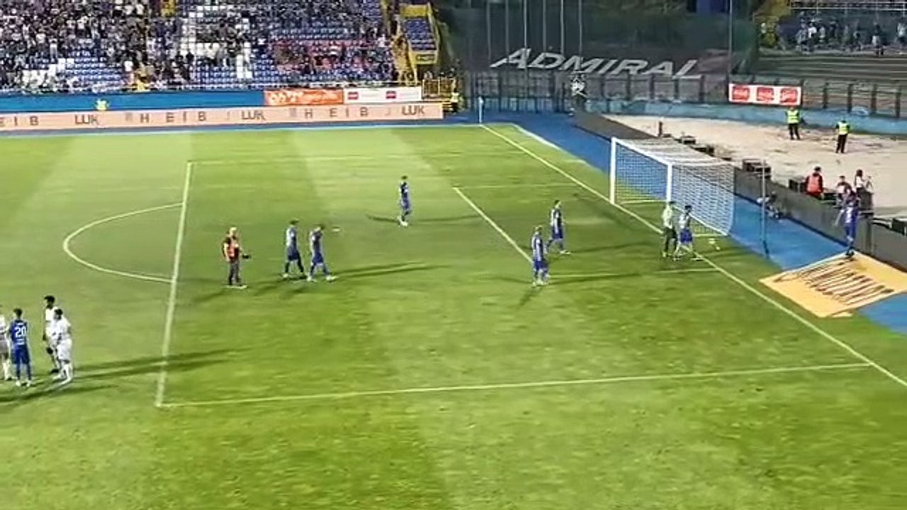 Manijaci i fudbaleri Željezničara nakon utakmice