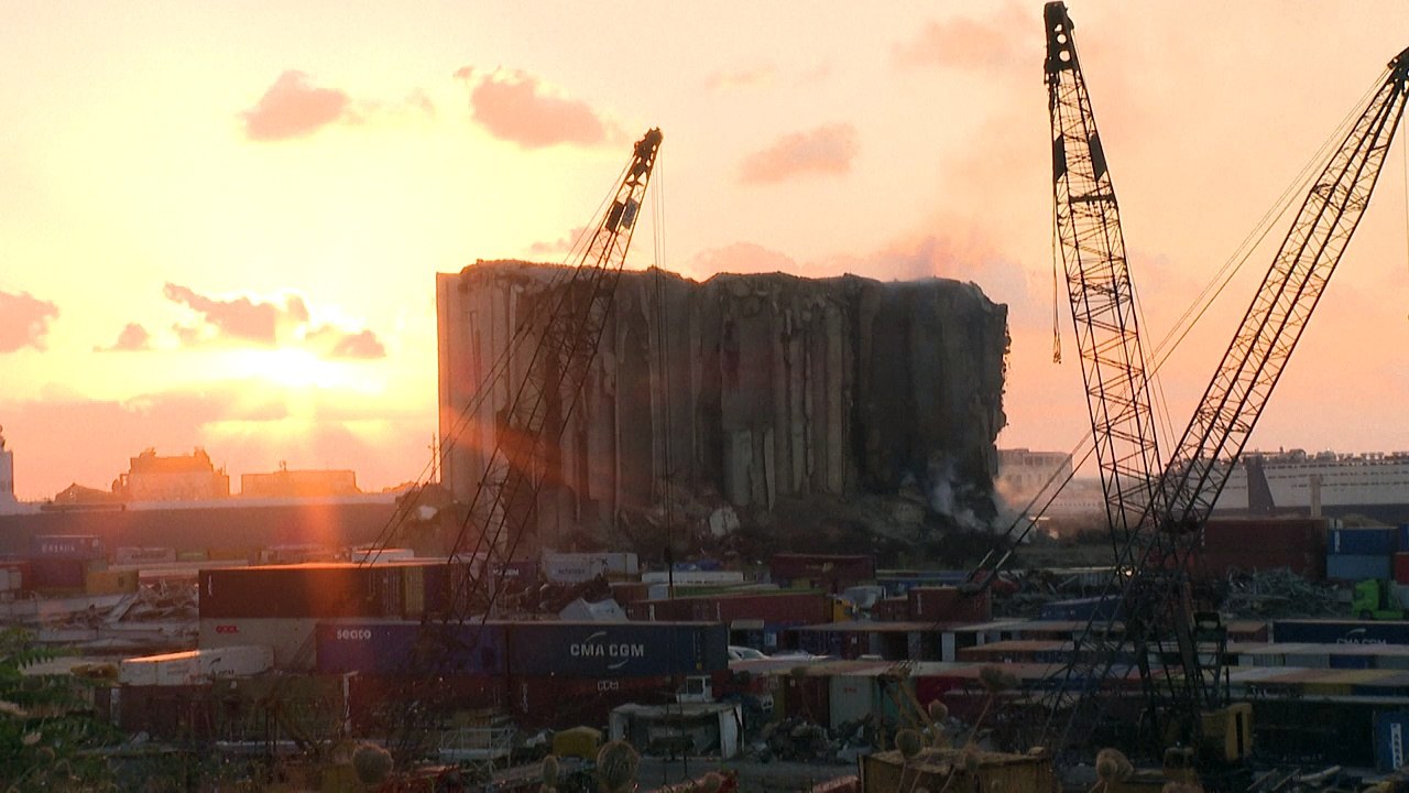 Se derrumban parte de los dañados silos del puerto de Beirut tras incendio