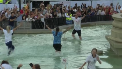 Mit Bad im Brunnen: England Fans feiner EM-Titel