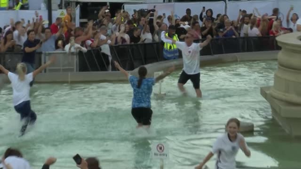 Mit Bad im Brunnen: England Fans feiner EM-Titel