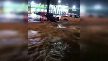 Son dakika haberleri... Riyad'ı sel vurdu, cadde ve sokaklar göle döndü