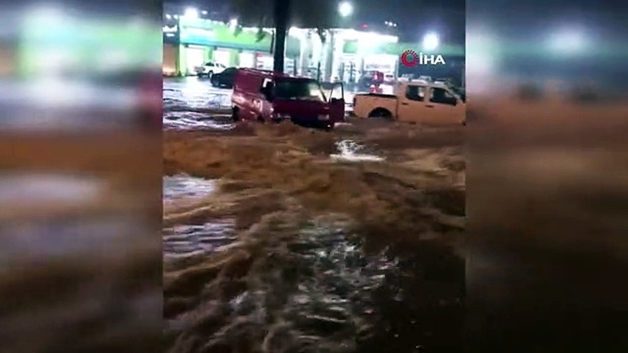 Son dakika haberleri... Riyad'ı sel vurdu, cadde ve sokaklar göle döndü