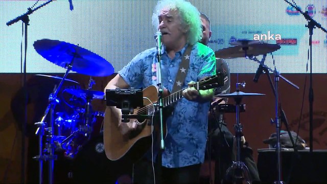 Yeni Türkü konserinde ışıklar İlhan İrem için söndü