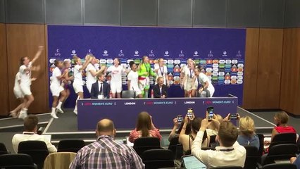 Finale - Les joueuses chantent "It's coming home" à la conférence de presse de Wiegman