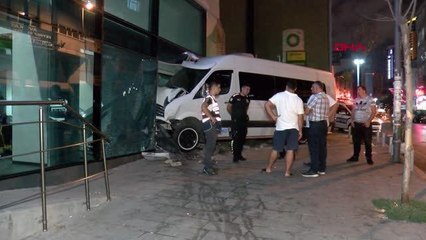 İSTANBUL-ÖKSÜRÜK KRİZİ TUTAN ŞOFÖRÜN KULLANDIĞI SERVİS MİNİBÜSÜ BANKAYA GİRDİ