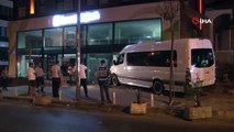 Kağıthane'de öksürük krizi tutan şoför, servis aracıyla bankaya girdi: 1 yaralı