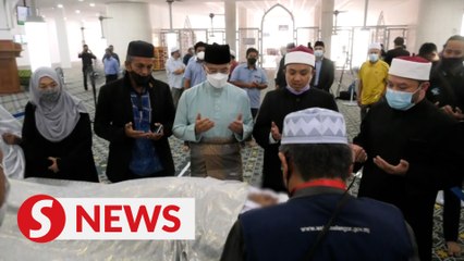 Members of public pay their last respects to former Selangor MB Khalid Ibrahim