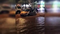 Riyad'ı sel vurdu, cadde ve sokaklar göle döndü