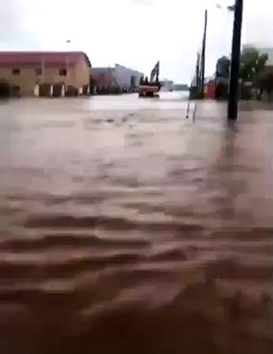 Ouganda: Neuf personnes ont été tuées et de nombreuses autres sont portées disparues après des inondations destructrices causées par de fortes pluies et des rivières en crue à Mbale - VIDEO