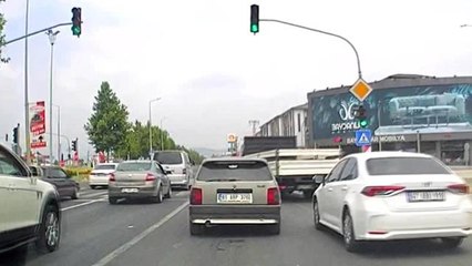 Kamyoneti otomobil gibi kullanan sürücü yürekleri ağıza getirdi