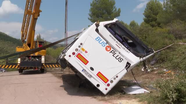 Retiran un autobús que volcó justo antes de llegar a una boda en Rubió (Barcelona)