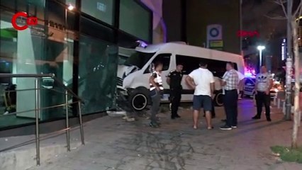 Öksürük krizi tutan şoförün kullandığı servis minibüsü bankaya girdi