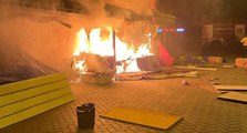 Bakırköy’de kitap evinin önündeki kitaplar alev alev yandı