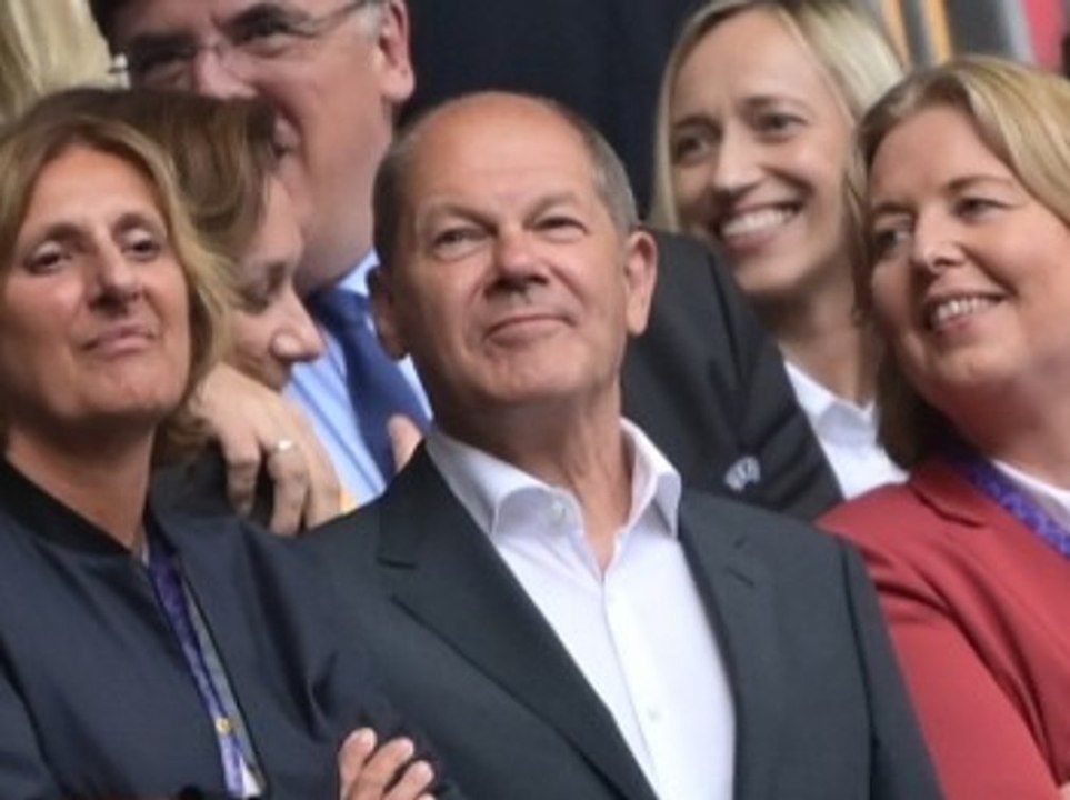 'Weltklasse-Leistung': Scholz, Flick und Co. muntern DFB-Frauen auf