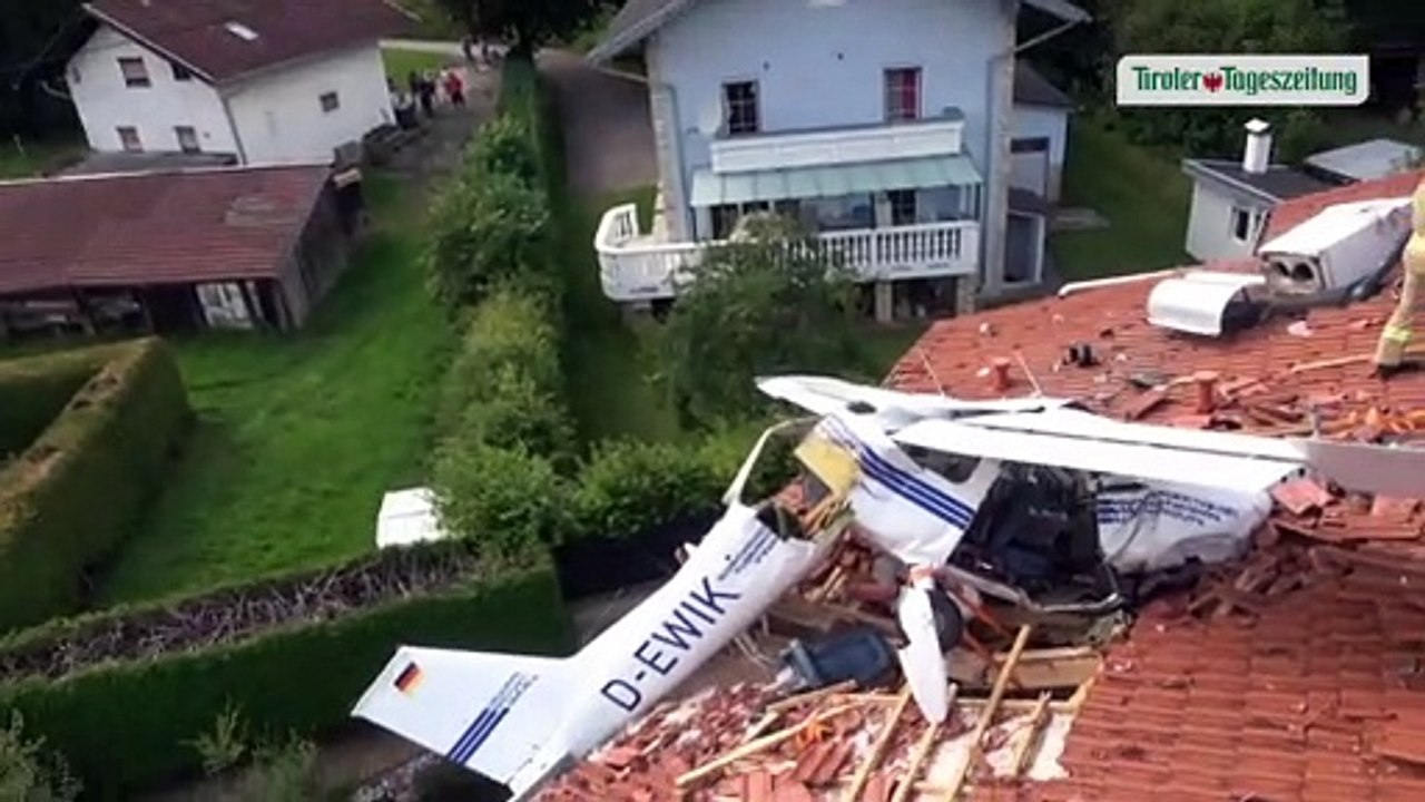 Fehlstart von Kleinflugzeug endete in Hausdach: Zwei Schwerverletzte in Höfen