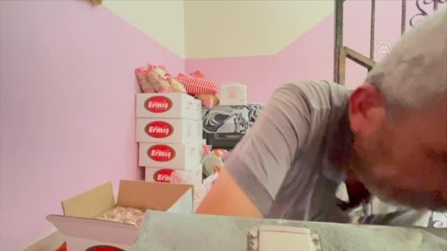 Sırtında ekmek teknesi elinde beyaz bastonuyla uzun ince bir yolda