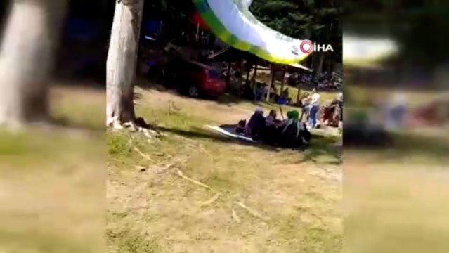 Yamaç paraşütü ile piknikçilerin arasına daldı