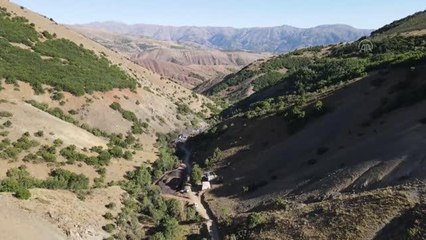 Meşe odununu bunaltıcı sıcakta mangal kömürüne dönüştürüyorlar