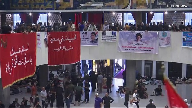 فيديو: أنصار مقتدى الصدر يواصلون اعتصامهم في البرلمان العراقي