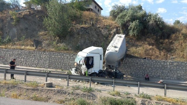 Ankara’da kaza yapan TIR 25 metreden yere çakıldı