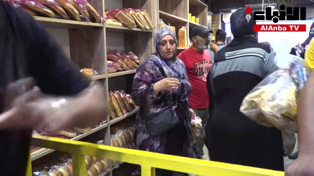 لبنانيون ينتظرون لساعات لشراء الخبز
