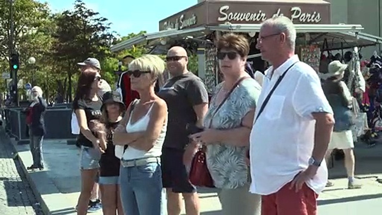 Paris: 800 véhicules d'époque défilent dans les rues de la capitale