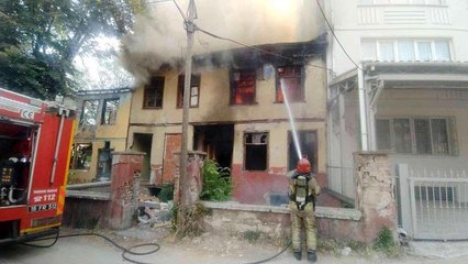 Bursa haber | Bursa'da iki katlı ahşap ev küle döndü