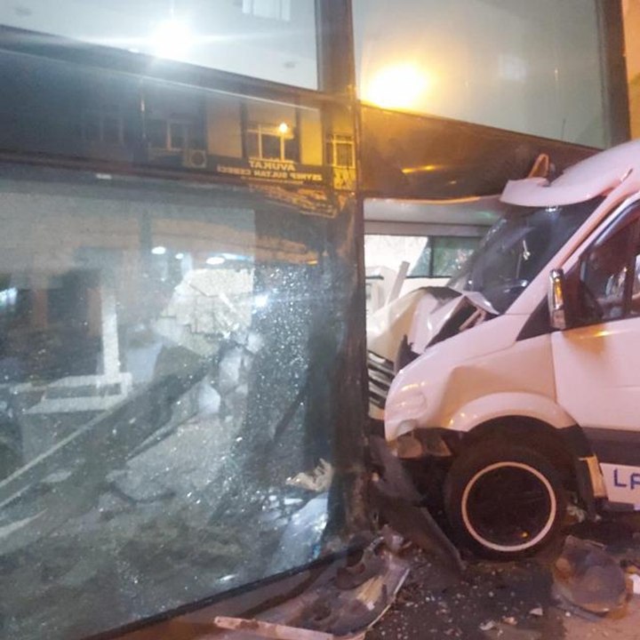 Servis aracının bankaya daldığı anlar kamerada: Para çekerken ölümden döndü