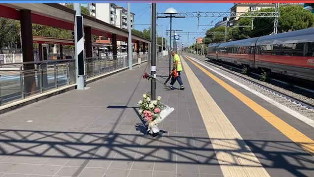 Tragedia di Riccione, i fiori sui binari per le sorelle morte. Video
