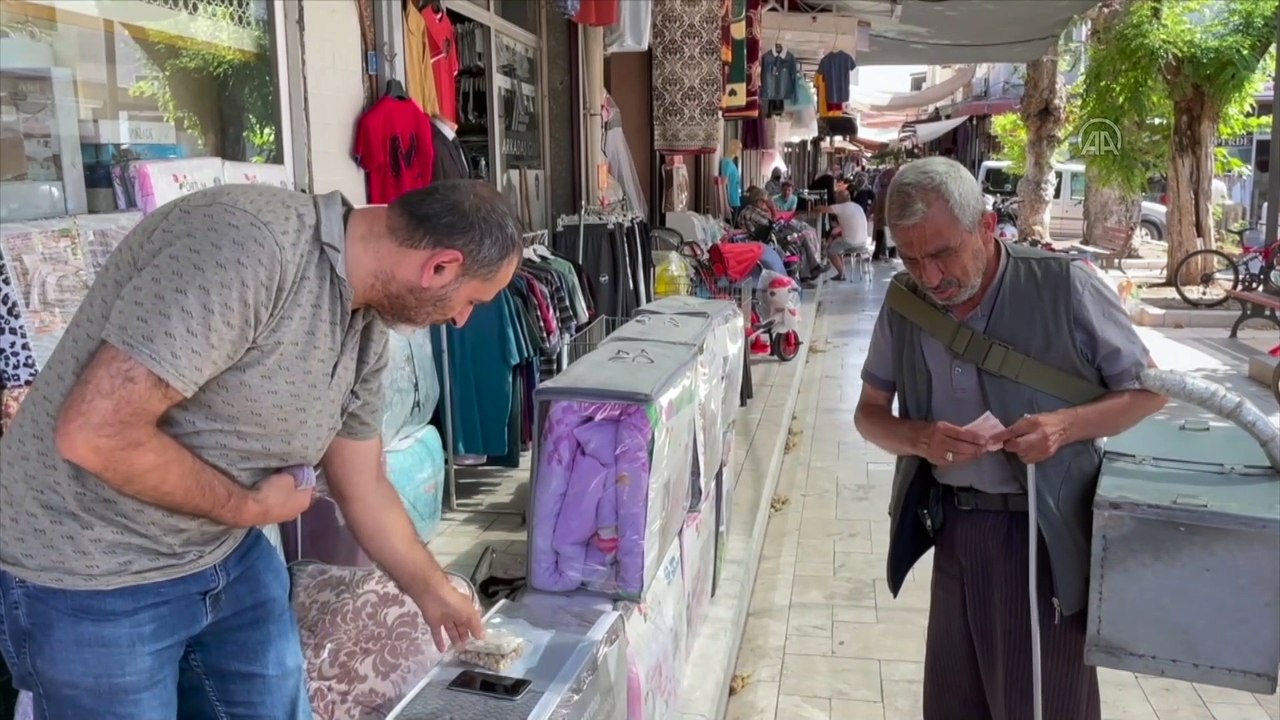 Gözleri Görmeyen Vatandaş Koluna Taktığı Teneke Sandıktaki Çerezleri Satarak Geçimini Sağlıyor!