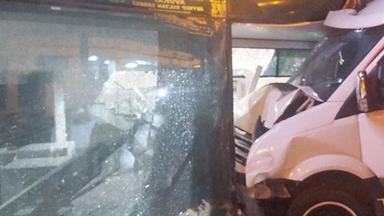 Para çekerken ölümden döndü! Aracın bankaya daldığı anlar kamerada