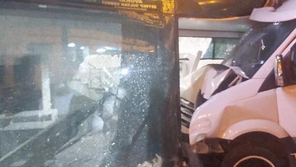 Para çekerken ölümden döndü! Aracın bankaya daldığı anlar kamerada