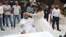 Düğünde berber damada gelinden sakal tıraşı