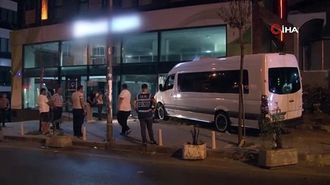 İstanbul'da servis aracının bankaya daldığı anlar kamerada