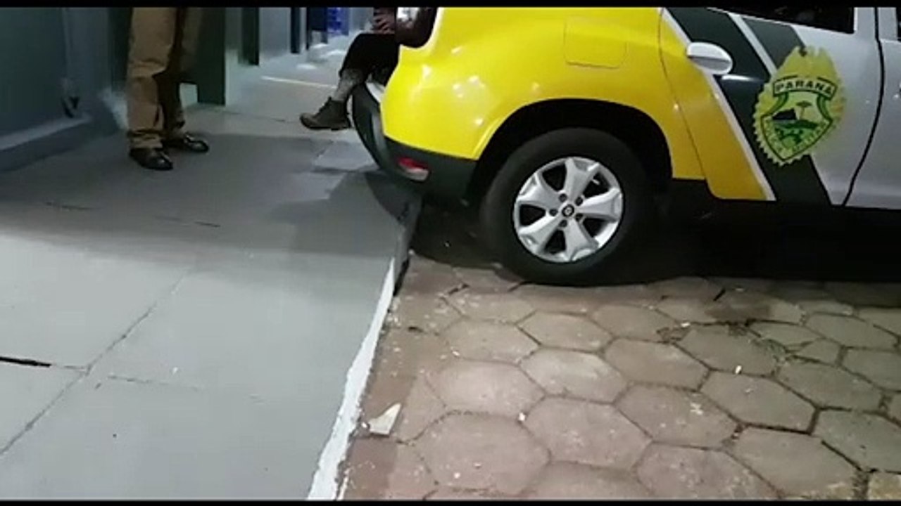 Homem atira tijolos na casa do vizinho e fere homem com tijolada na testa