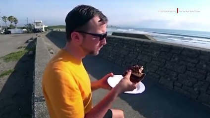 Sahilde başına geleceklerden habersiz tostunu yiyen adam, neye uğradığını şaşırdı