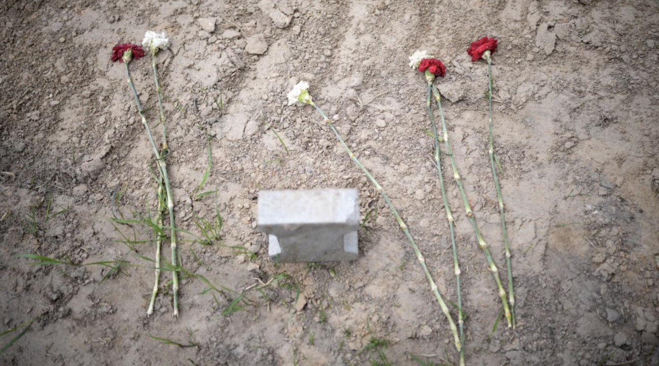 Zeigen Satellitenbilder von Oleniwka wirklich Massengräber?