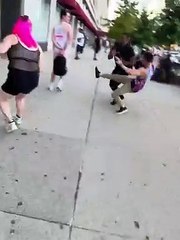 Chicago: Un citoyen fait un double croche-patte à un suspect poursuivi par la police