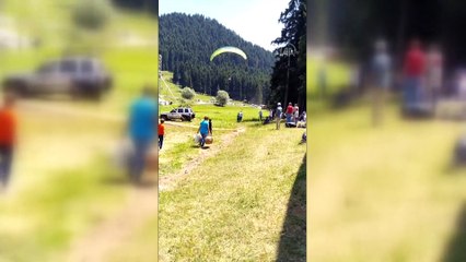 Artvin'de paraşütçü piknikçilerin üzerine indi