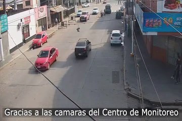 Dos jóvenes quedaron filmados saliendo de la peluquería de Esvin García Neira