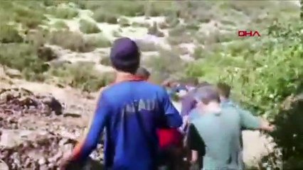 Kayalıklardan düşen çobanın kurtarılma anları kamerada