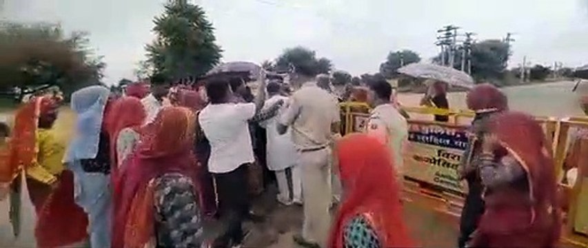 मनरेगा मजदूरों ने पुलिस थाने का किया घेराव, रास्ता रोककर किया प्रदर्शन