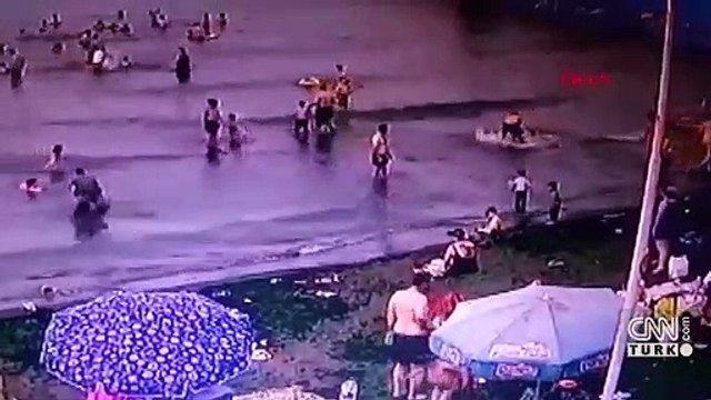 Sahibinin elinden kaçan köpek denizdeki çocuğa saldırdı