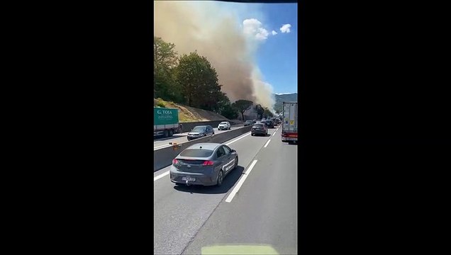Incendio sulla A1, partito da camion in fiamme