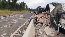 Rodovia permanece interditada após tombamento de carreta