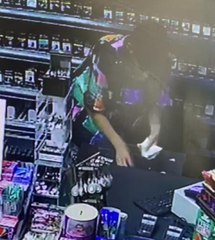 AKARYAKIT İSTASYONU MARKETİNDEN PARA HIRSIZLIĞI KAMERADA