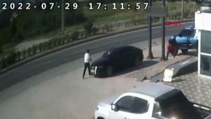 TRAFİKTEKİ TARTIŞMA HUSUMETE DÖNÜŞTÜ; OTOMOBİLİNE 2 KEZ TAŞLI VE SOPALI SALDIRI OLDU