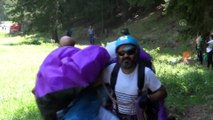 Yamaç paraşütçüsü piknikçilerin üstüne düştü