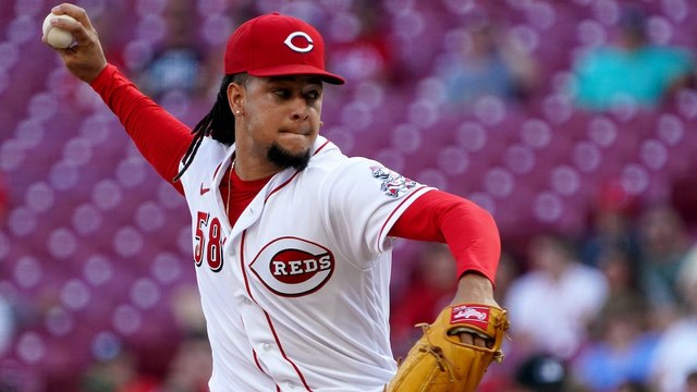 Mariners Land Luis Castillo In Trade With Reds