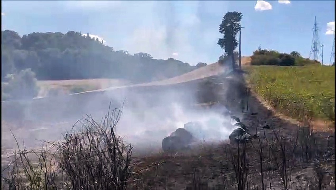 Incendio A1, brucia anche la vegetazione. Case minacciate